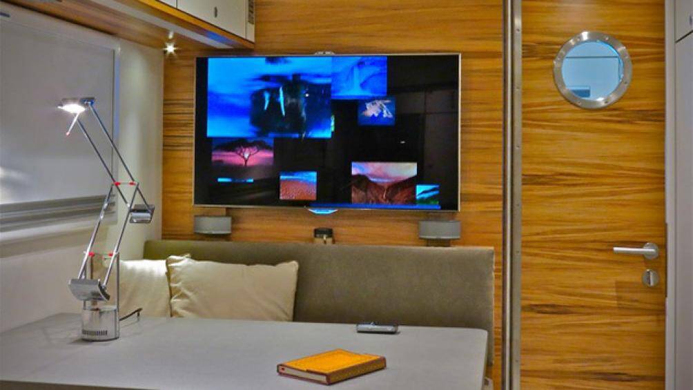 Cụ thể, xe có sàn lát đá, tủ lạnh 175 lít, bồn rửa, lò vi sóng, máy giặt và sấy khô, tivi vệ tinh 40 inch, hệ thống đèn LED, dàn âm thanh Bose...