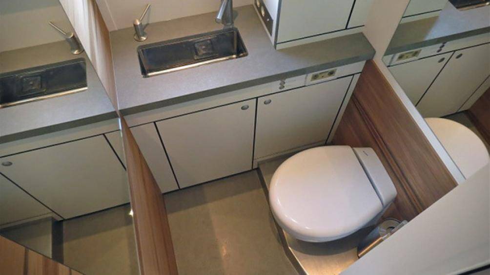 Ngoài ra, xe còn đi kèm 2 bình nhiên liệu 400 lít, bình nước đen 140 lít và bình nước xám 250 lít. Bên cạnh đó là bình nước sạch có dung tích 720 lít