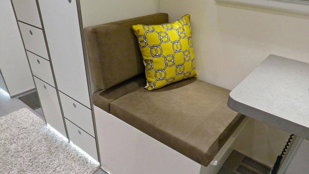 Với tất cả những tiện ích trên, chiếc mobihome trông như xe tăng Action Mobil Global XRS 7200 này có giá lên đến 890.000 USD, tương đương hơn 20 tỷ đồng