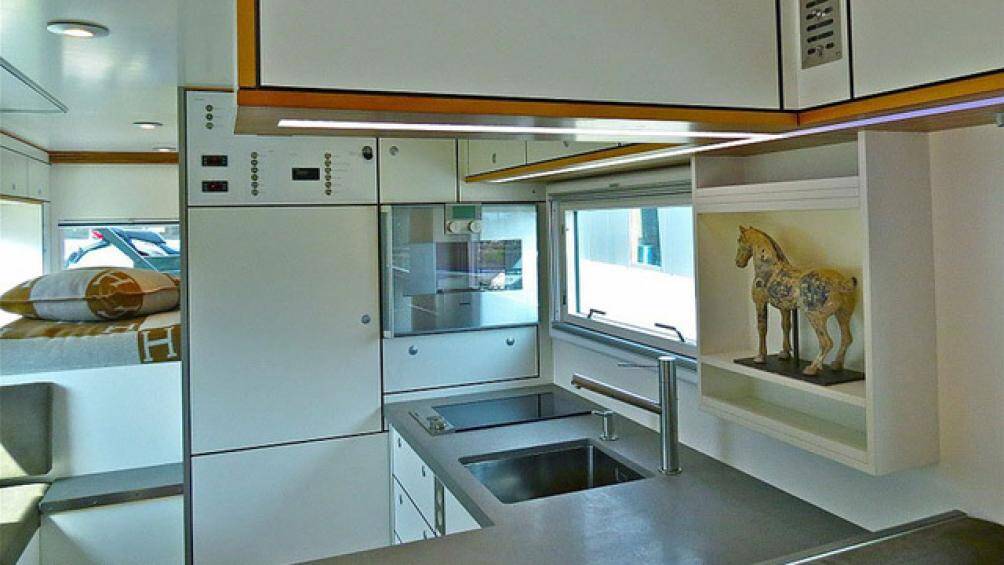 Bên trong Action Mobil Global XRS 7200 là không gian sinh hoạt rộng 2,13 mét vuông với đầy đủ tiện nghi