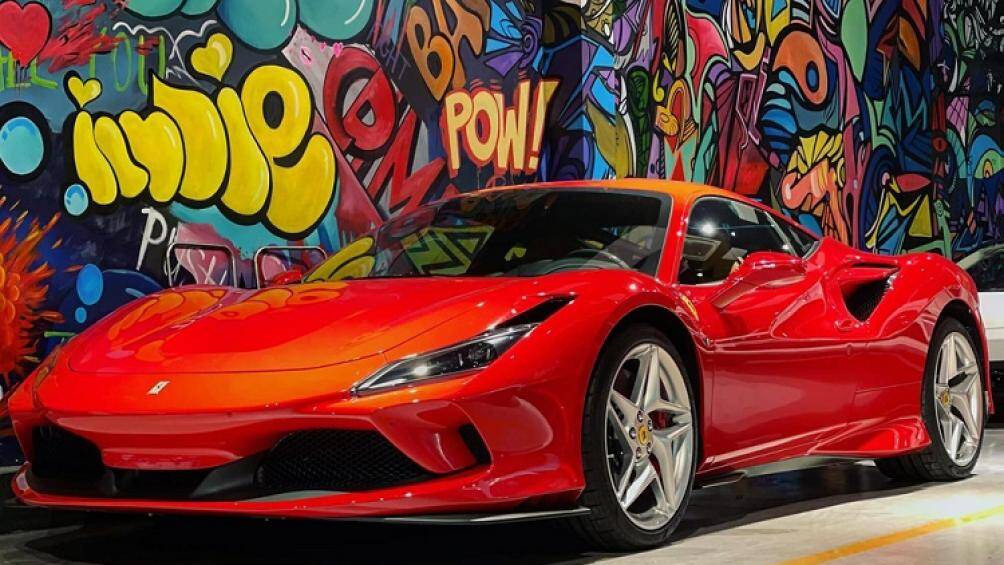 Nguyên bản chiếc siêu xe Ferrari F8 Tributo này có màu sơn đỏ nhưng nay đã được thay áo sang màu xanh neon khá bắt mắt