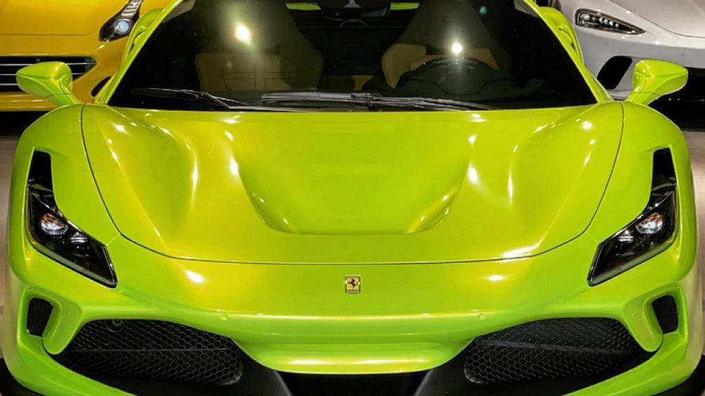 Thiết kế của Ferrari F8 Tributo cũng bắt mắt không kém với hốc gió S-Duct lấy cảm hứng từ xe đua Công thức 1, đèn pha LED chữ L cách điệu