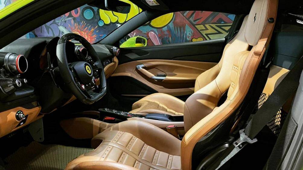 Siêu xe Ferrari F8 Tributo được được trang bị khối động cơ V8, dung tích 3.9 lít, tăng áp kép. Khối động cơ này cho công suất tối đa 710 mã lực