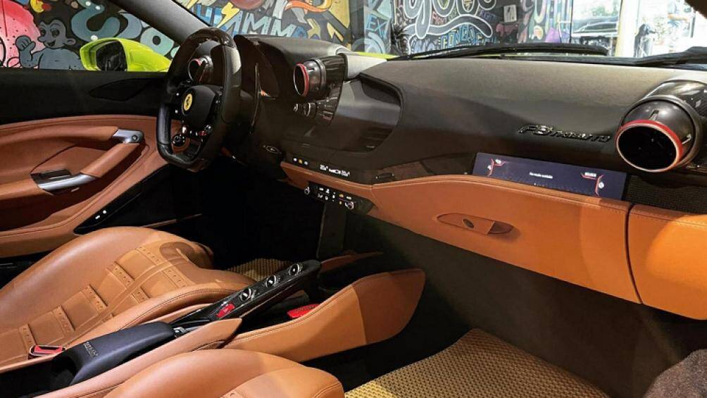 Ferrari F8 Tributo có khả năng tăng tốc từ vị trí xuất phát lên 100 km/h chỉ trong 2,9 giây, trước khi chạm ngưỡng tốc độ tối đa lên đến 340 km/h