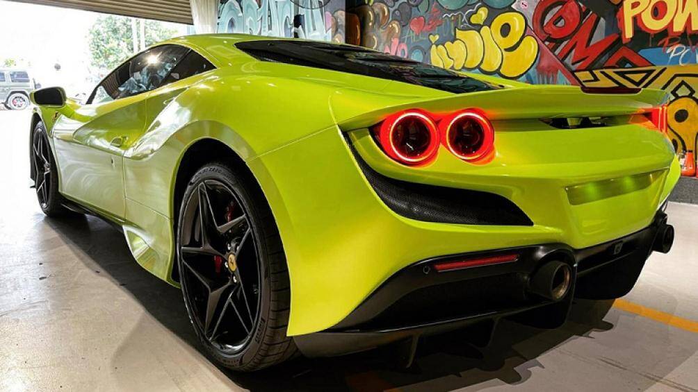 Hốc gió cá tính hay cụm đèn hậu đôi lần đầu tiên trở lại trên mẫu xe Ferrari V8. Trước đó, 488 GTB hay 458 Italia đều sở hữu đèn hậu đơn