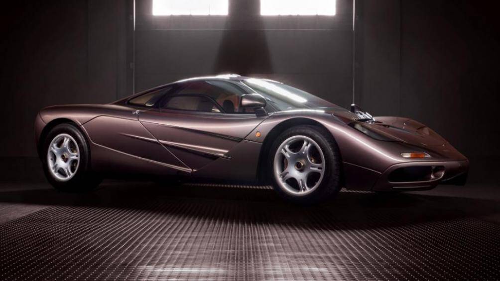 Được giới thiệu lần đầu vào năm 1992, McLaren F1 là chiếc siêu xe đầu tiên của thương hiệu này được sản xuất thương mại