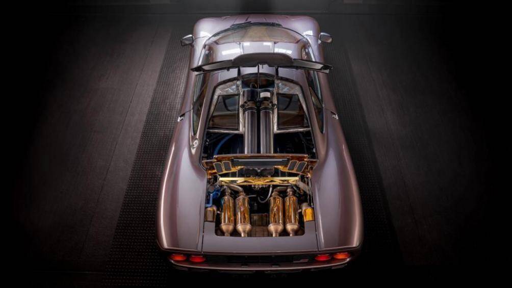 Vào thời điểm đầu thập niên 90, xe sở hữu những công nghệ tối tân nhất thời bấy giờ, động cơ V12 hút khí tự nhiên mạnh mẽ