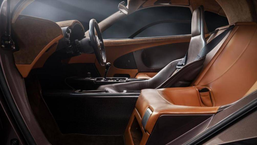 Thêm vào đó, vị trí ngồi lái đặt giữa lấy cảm hứng từ xe đua Công thức 1 cũng là một điều chưa từng có mặt trên xe thương mại trước đây