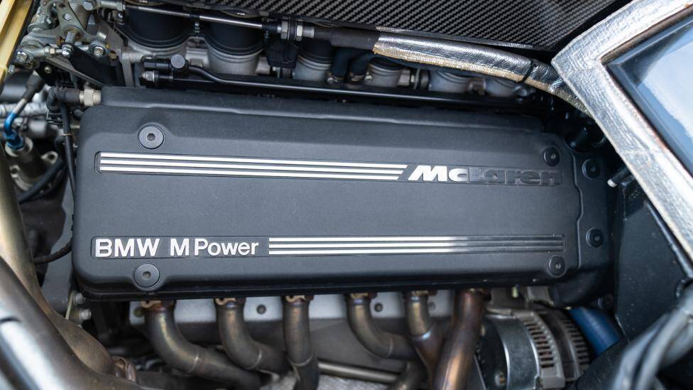 McLaren F1 sử dụng động cơ V12 6.1 lít, hút khí tự nhiên do BMW cung cấp. Khối động cơ này có khả năng sản sinh công suất cực đại 618 mã lực