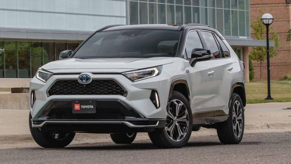 7. Toyota RAV4 Hybrid 2021 (giá khởi điểm: 27.425 USD)