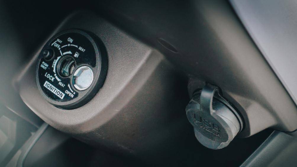 Yamaha Vinoora 125 cũng được trang bị một số tiện ích cơ bản như: cụm đồng hồ dạng kỹ thuật số, cổng sạc USB, hộc đồ nhỏ phía trước...