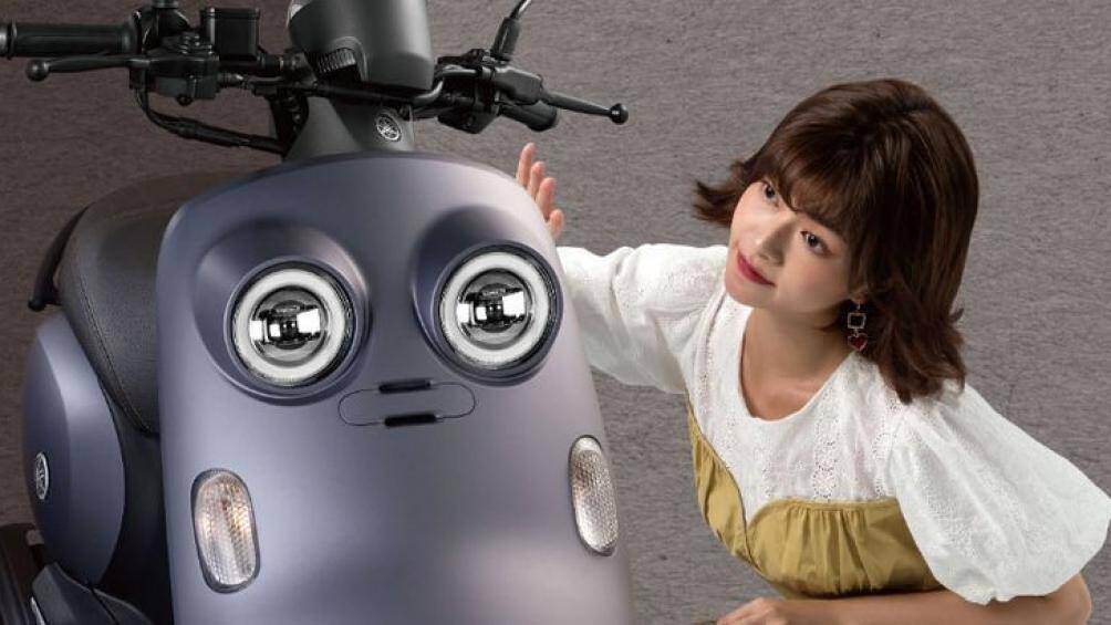 Yamaha Vinoora 125 có phần thân tròn, mặt nạ đầu xe được thiết kế phẳng nối liền mạch với phần chắn bùn phía trước