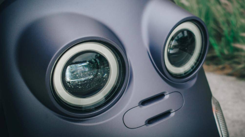 Đặc điểm nổi bật của chiếc Yamaha Vinoora 125 là cặp đèn pha được thiết kế to tròn như đôi mắt của nhân vật trong phim hoạt hình