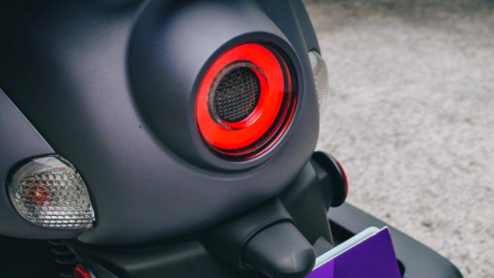 Tương tự đèn hậu phía sau cũng được thiết kế dạng tròn. Hệ thống đèn đều là dạng LED hiện đại, trong khi đó xi-nhan là dạng đèn Halogen