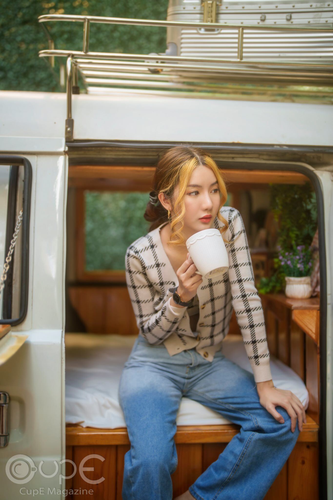 Người đẹp thoải mái nhâm nhi tách trà bên trong chiếc Mobihome Car tiện nghi