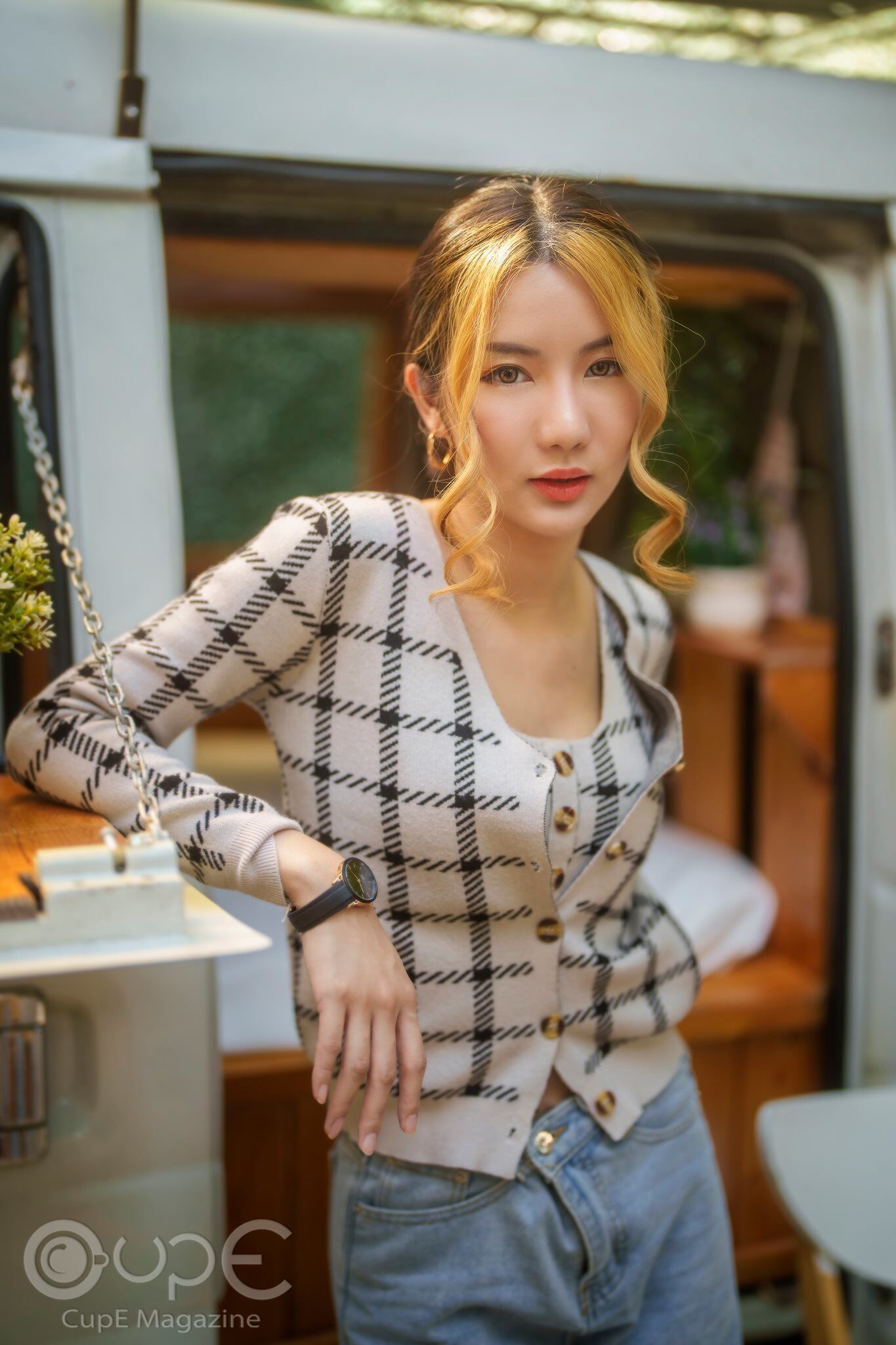 Một số hình ảnh đẹp khác của người mẫu Thái Lan và Mobihome Car