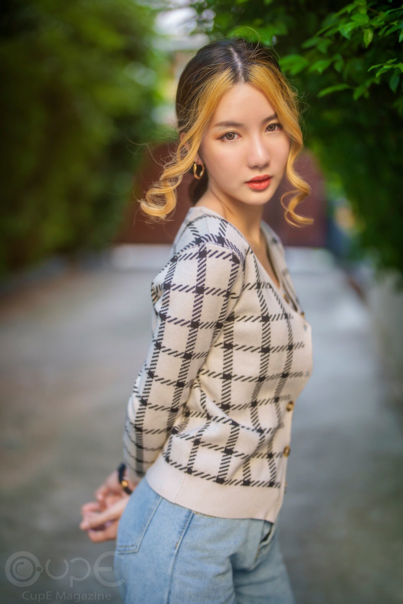 Trang phục tuy giản dị nhưng lại tôn vóc dáng của người đẹp xứ sở chùa vàng