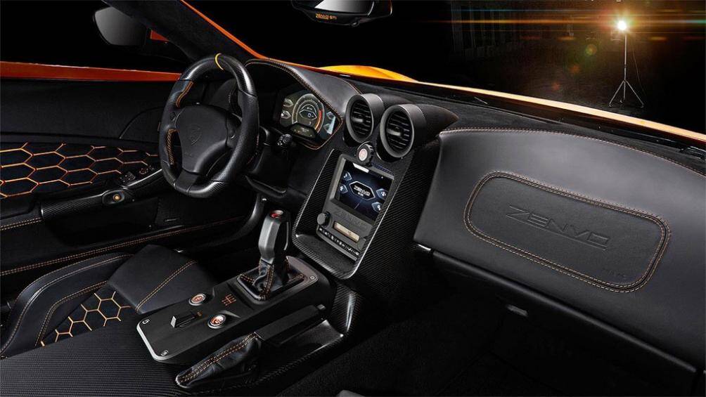 Nội thất của Zenvo ST1 có nhiều chi tiết từ sợi carbon, ghế bọc da Alcantara, vô lăng đáy phẳng và ghế ngồi kiểu xe đua điều chỉnh điện...