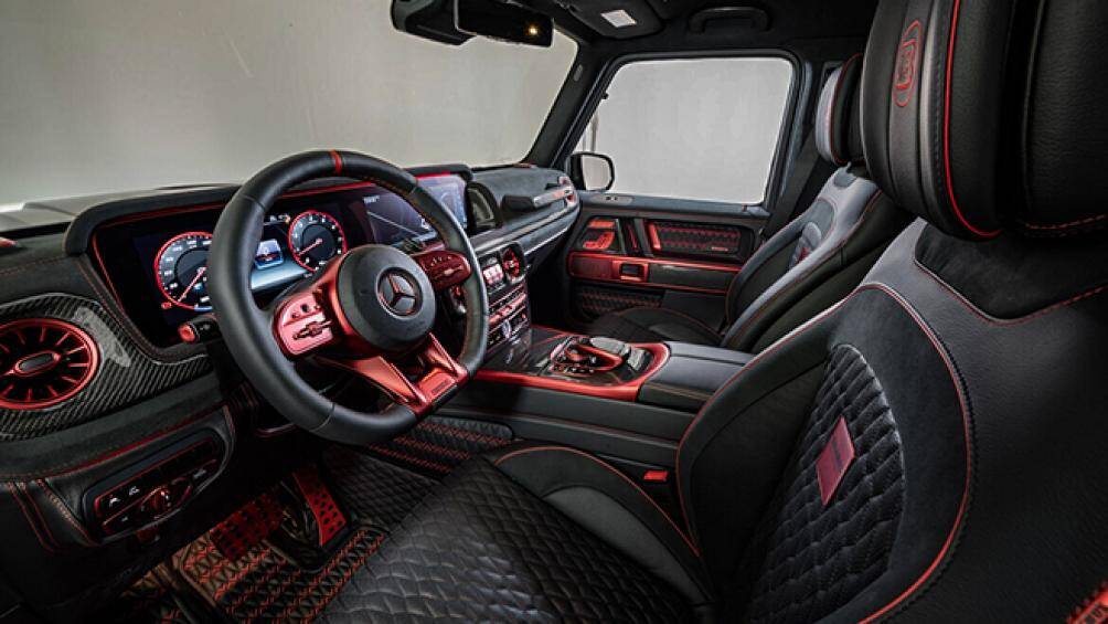 Khoang nội thất với toàn bộ ghế ngồi đều được bọc da trần bông màu đen với họa tiết hình kim cương, các chi tiết trang trí sợi carbon trên bảng điều khiển trung tâm