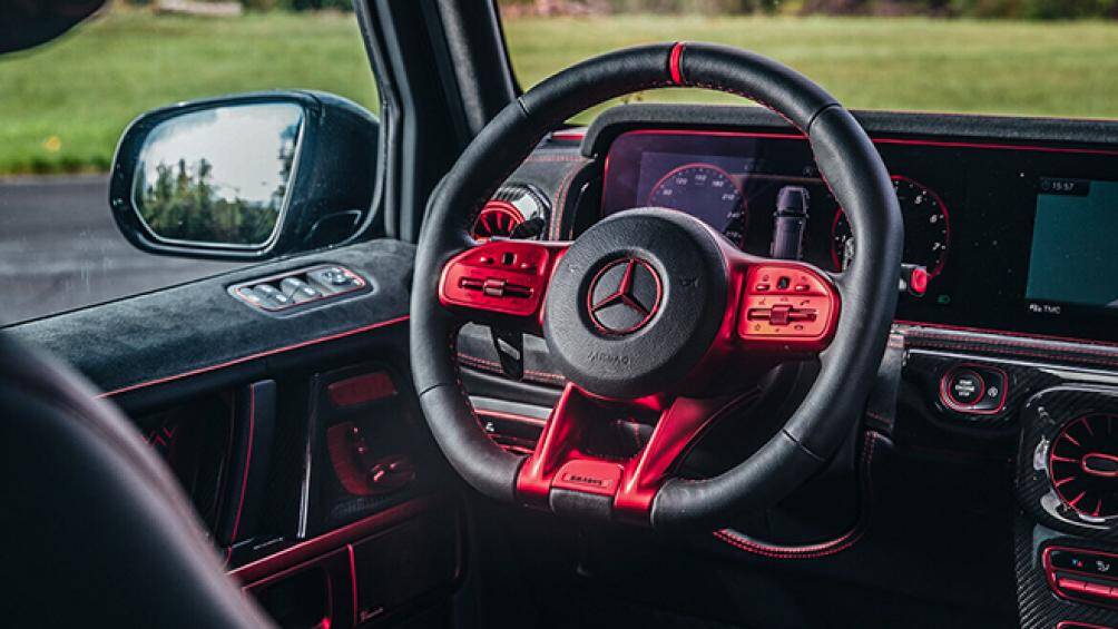 Phần bệ trung tâm tích hợp đầy đủ trang bị tiện nghi như bàn làm việc, hộc để ly, ngăn làm mát và một màn hình cảm ứng 4.3 inch