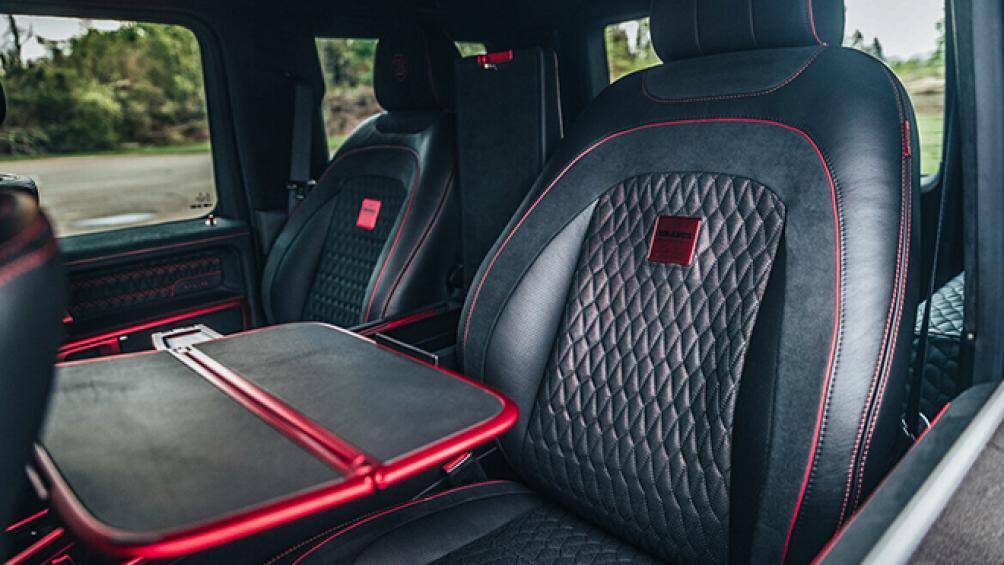 Hàng ghế phía sau được nâng cấp thành cách bố trí 2 ghế ngồi dạng thuyền trưởng như trên Mercedes-Maybach