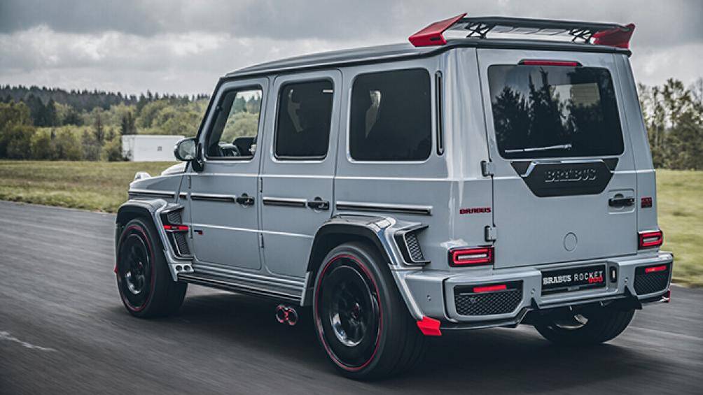 Phần ngoại thất 900 Rocket được trang bị bộ body kit Brabus Widestar mới nhất, bao gồm cản va trước và sau, ốp chắn bùn mở rộng từ sợi carbon