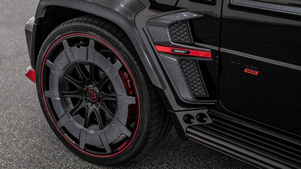 Xe được trang bị bộ mâm độc quyền Brabus Monoblock Z "Platinum Edition" cỡ 24 inch có ốp carbon cứng cáp cùng các chấu trên mâm được sơn đen bóng