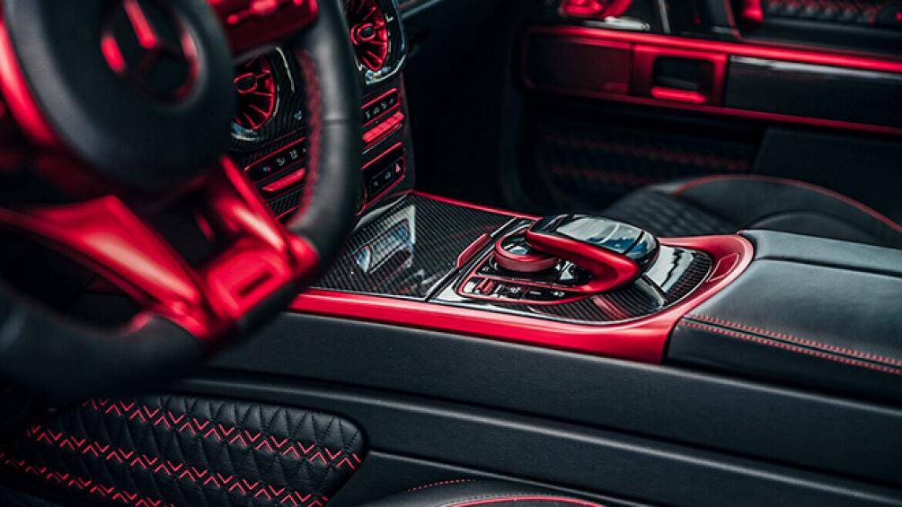 Các chi tiết viền sơn Rocket Red xuất hiện ở khoang lái và kéo dài đến hàng ghế sau, bàn đạp bằng nhôm ốp thép không gỉ với logo Brabus nổi bật