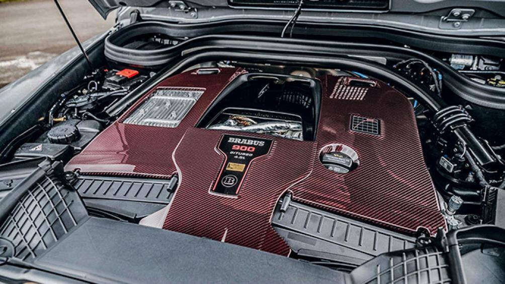 Khối động cơ V8 của Mercedes-AMG đã được các kỹ sư tại Brabus còn tăng dung tích từ 4.0L lên 4.5L, bổ sung thêm các bộ tăng áp lớn hơn