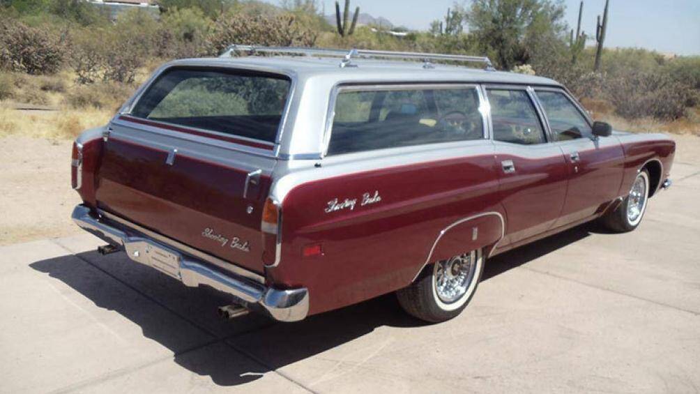 Lớp sơn hai tông màu cùng phần đuôi xe vẫn giữ nguyên thiết kế của Country Squire nhưng có huy hiệu Rolls-Royce, đèn hậu Silver Shadow