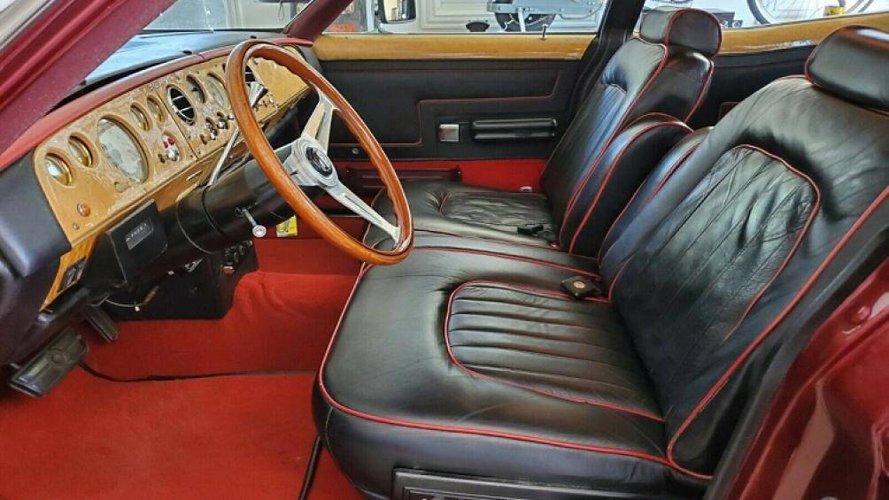 Nội thất xe gần như vẫn giữ nguyên từ Country Squire ban đầu nhưng nó có mặt táp lô bằng gỗ phong và vô lăng Nardi