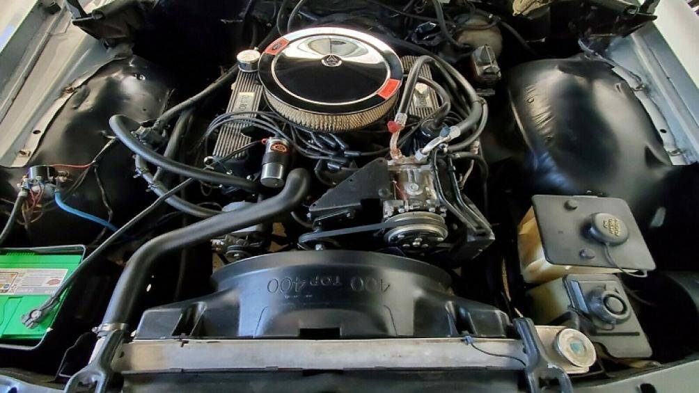 Xe được trang bị một động cơ Ford V8 dung tích 6.6 lít, sản sinh 260 mã lực và 542 Nm mô-men xoắn cực đại
