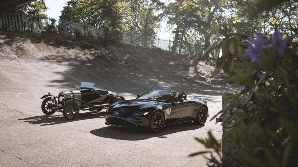 Phiên bản mui trần của Vantage được trang bị mui xe xếp điện bằng vải, có cơ chế đóng mở theo phương pháp Z đơn giản