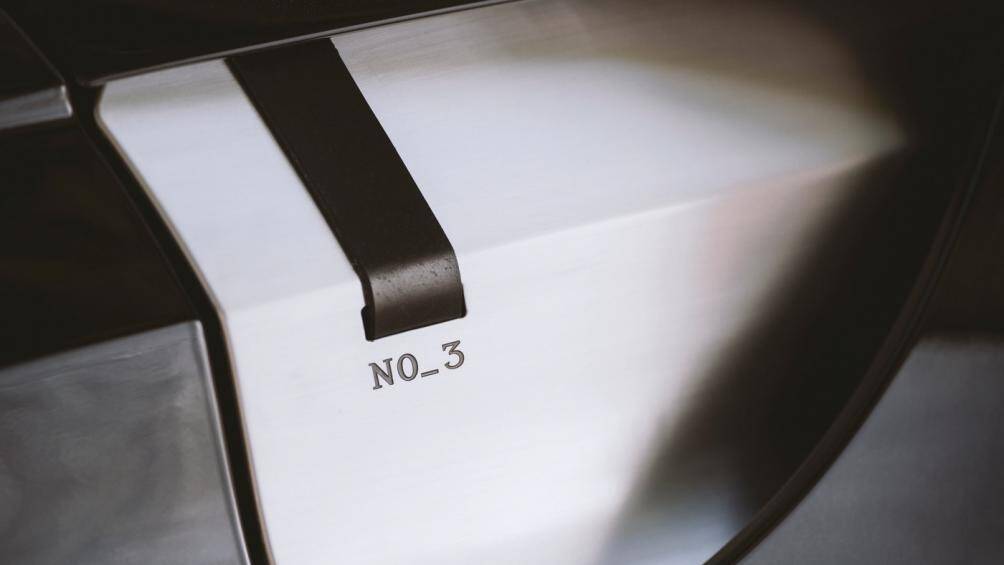 Aston Martin Vantage Roadster sẽ được bán độc quyền tại đại lý Aston Martin HWM - đại lý lâu đời nhất của hãng tại Anh quốc