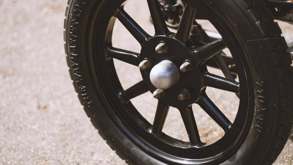 Ngoài ra, xe cũng có bộ mâm nguyên khối trọng lượng nhẹ, kích thước 20 inch và sơn đen