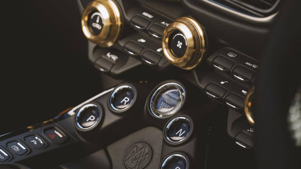 Ở bảng điều khiển trung tâm, các cụm núm điều chỉnh hệ thống điều hòa được mạ vàng đồng bắt mắt