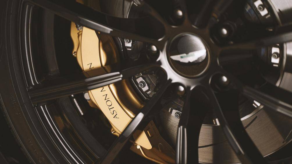 Bên trong, cùm phanh tạo nét tương phản khi được sơn màu đồng. Để đánh dấu, bản đặc biệt của chiếc xe thể thao mui trần được lắp thêm logo theo phong cách cũ