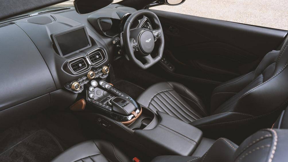 Khoang lái được bọc da với tông màu đen. Các chi tiết bằng nhôm cùng chỉ khâu tương phản màu nâu, kèm với đó là Logo Aston Martin được đặt giữa hai ghế ngồi