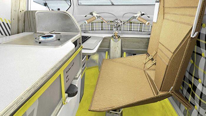Chiếc xe dù không quá rộng lớn như những mẫu xế hộp khác nhưng vẫn có thể chứa một chiếc giường gấp, hai cái ghế bành, bếp, bồn rửa
