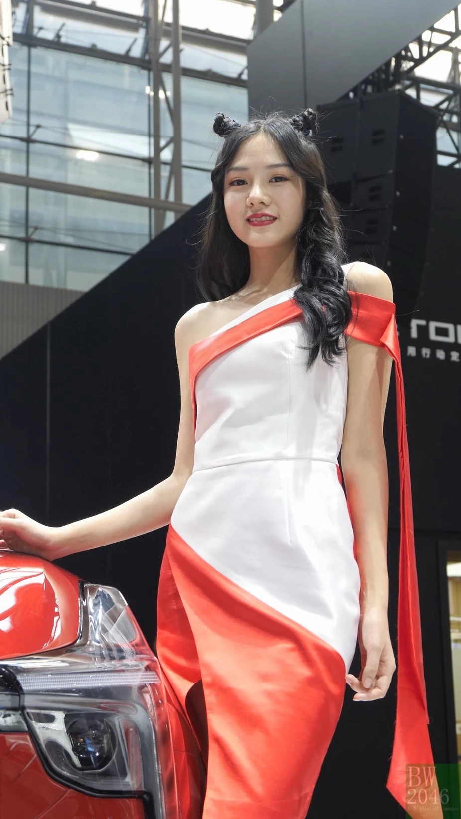 Xuất hiện tại triển lãm xe lớn nhất nhì Trung Quốc, người đẹp này trông nổi bật với mái tóc búi 2 bên nhí nhảnh