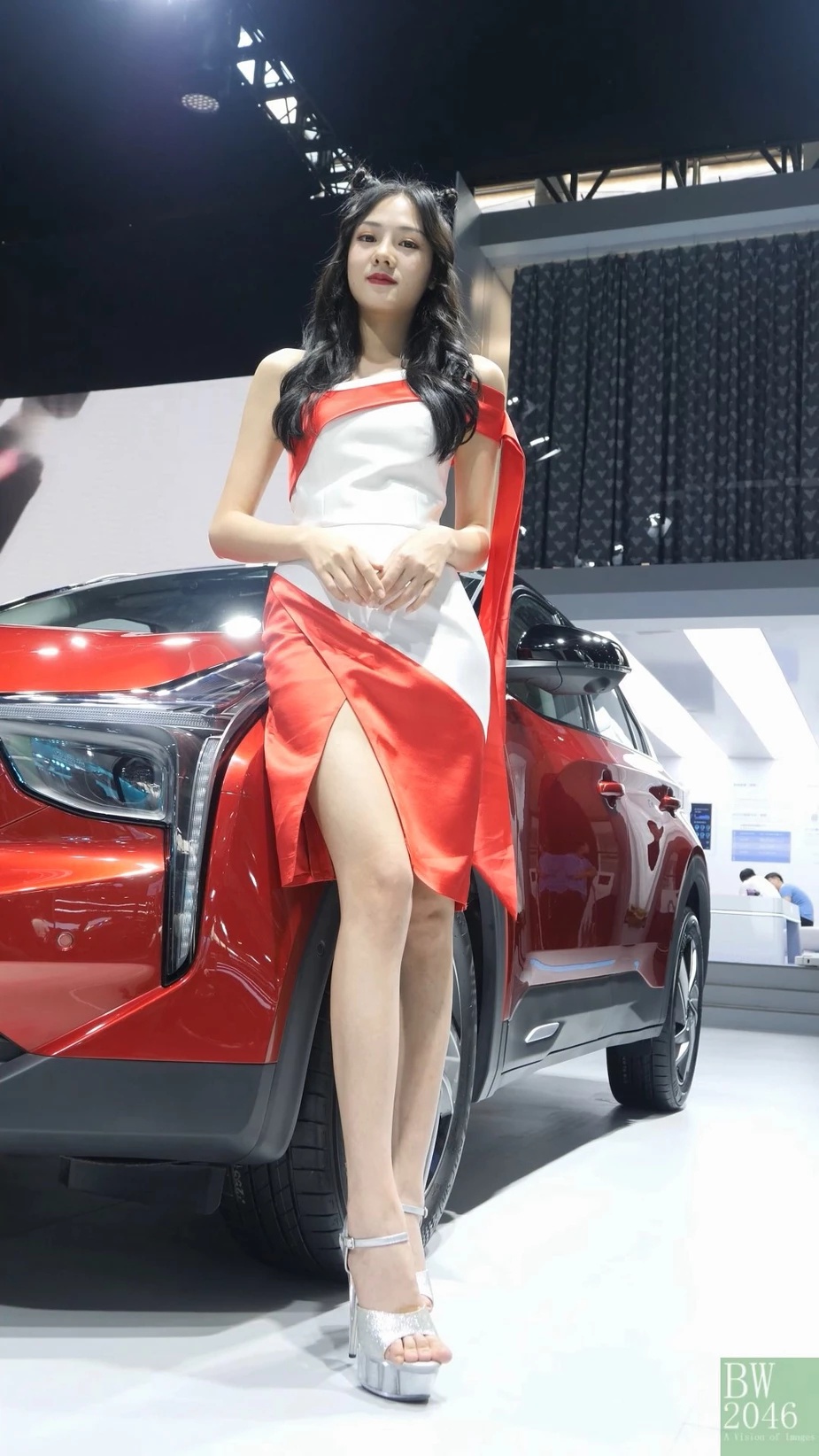 Đôi chân dài miên man cuốn hút