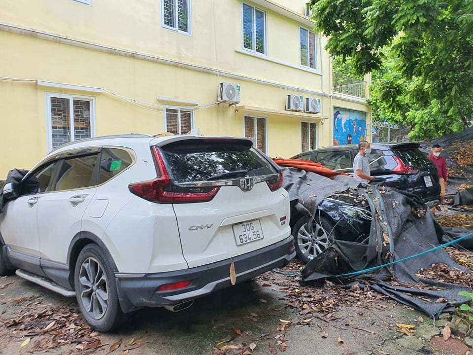 Các chủ xe bần thần trước tai họa bất ngờ ập tới