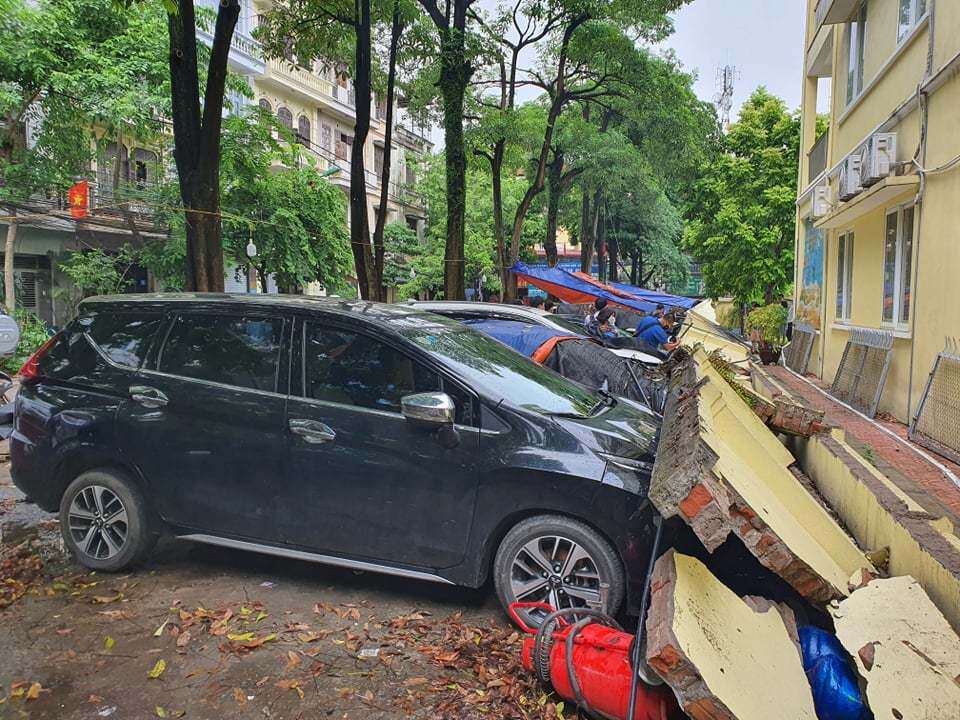 Đại diện Công an phường Mai Dịch cho biết, đang điều tra nguyên nhân vụ việc
