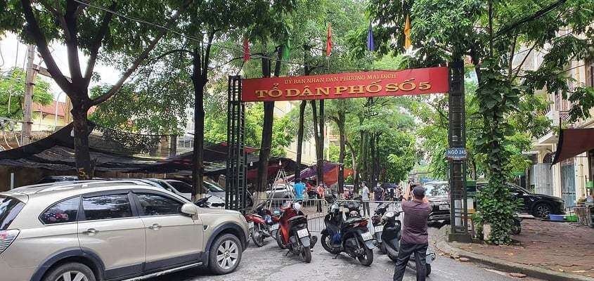 Hiện trường xảy ra vụ sập tường trường mầm non đè bẹp hàng chục xế hộp là con ngõ 245, phố Mai Dịch, phường Mai Dịch, Hà Nội