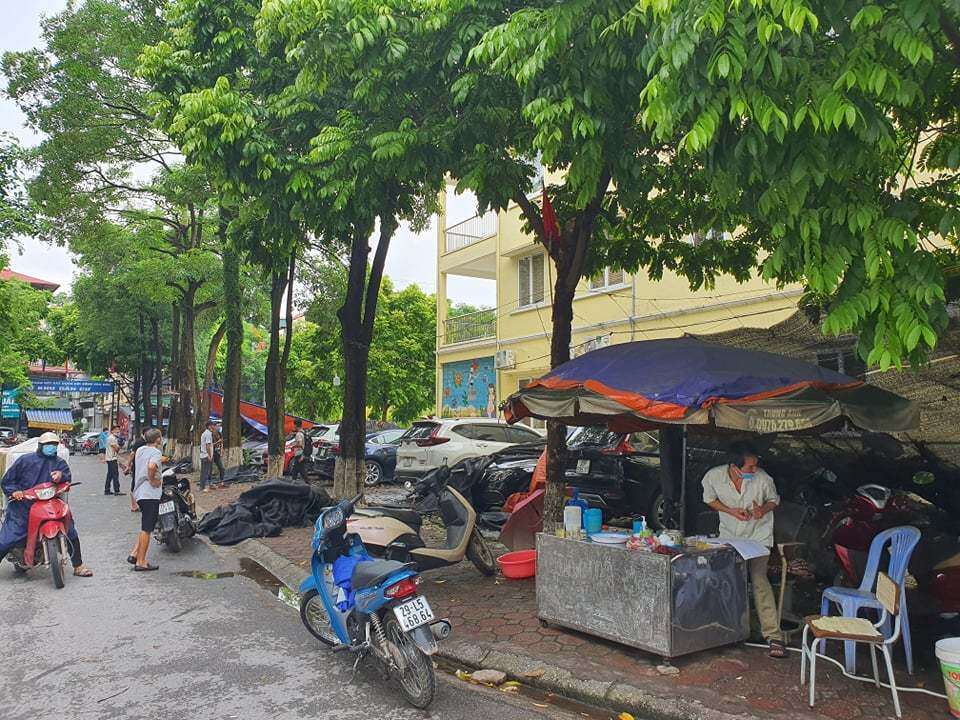 Vụ việc khiến người dân tò mò, hóng xem. Thời điểm đổ tường xảy ra vào khoảng 4h sáng nên may mắn không có thiệt hại về người