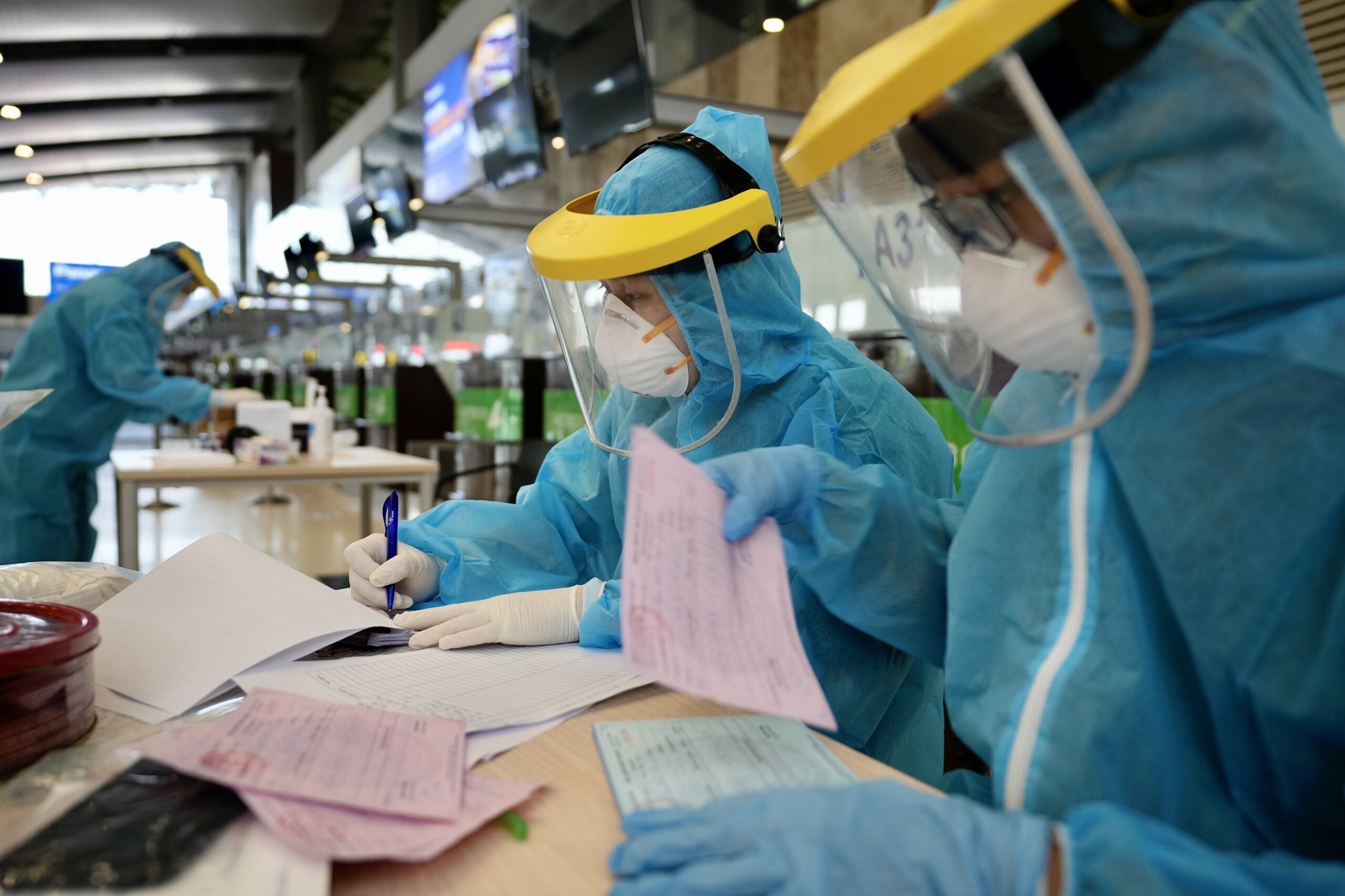 Dịch vụ này được Trung tâm Y tế huyện Sóc Sơn thực hiện tại khu vực trước quầy từ A28-A32 nhà ga hành khách T1 từ 7h đến 17h mỗi ngày bắt đầu từ ngày 10/7/2021. Chi phí cho dịch vụ test nhanh Covid-19 được niêm yết theo công bố của Bộ Y tế, cho kết quả sau 30 phút.