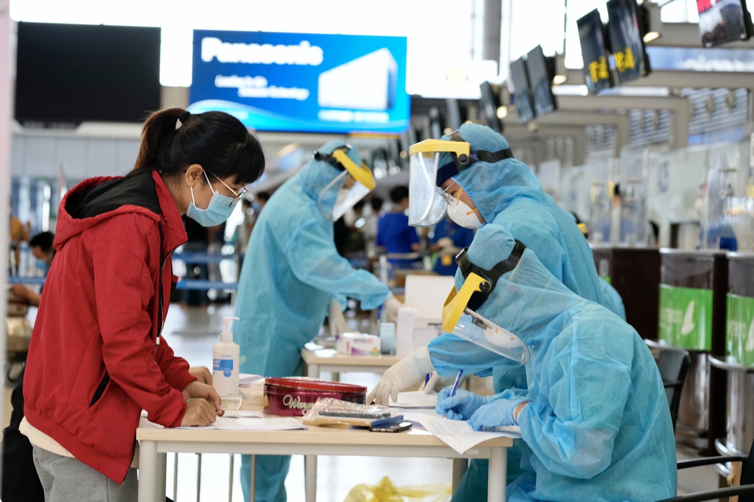 Để hỗ trợ hành khách có nhu cầu và những người chưa kịp thực hiện xét nghiệm khi lên đến sân bay, ngày 9/7/2021, Cảng HKQT Nội Bài đã có văn bản đề nghị Trung tâm Y tế huyện Sóc Sơn cung cấp dịch vụ test nhanh Covid-19 ngay tại Nhà ga hành khách T1.