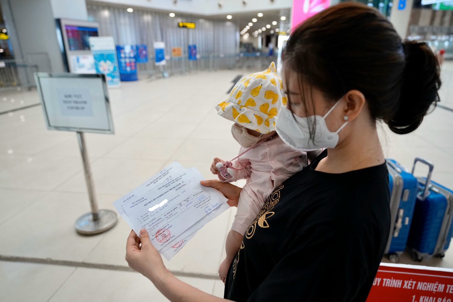 Ứng phó với diễn biến dịch phức tạp, hành khách đi tàu bay được yêu cầu chấp hành các hướng dẫn của nhân viên trong dây chuyền phục vụ bay; đảm bảo khai báo y tế điện tử trước khi lên tàu bay; đeo khẩu trang trong suốt thời gian bay, thực hiện giãn cách tại nhà ga.