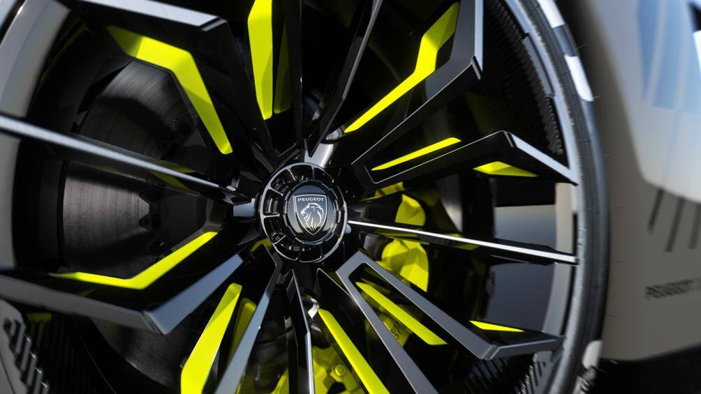 Bên cạnh đó, đội đua đến từ Pháp tập trung sử dụng kiểu thiết kế vuông vức cho nhiều chi tiết, điển hình là bộ hút gió trên nóc xe