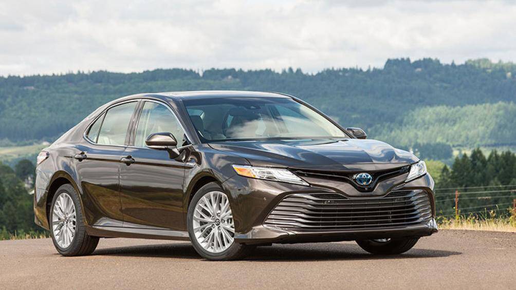 1. Toyota Camry Hybrid 2021 (giá khởi điểm: 27.270 USD, điểm an toàn: 10/10)